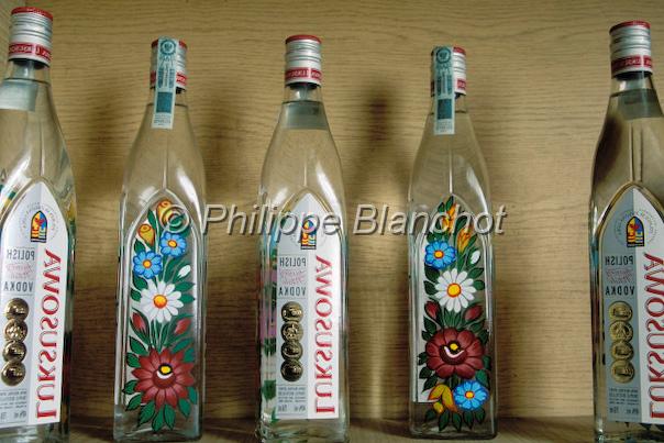 pologne sud 17.JPG - Peinture ‡ la main sur des bouteilles de Vodka, ZalipiePetite Pologne, MalopolskaPologne